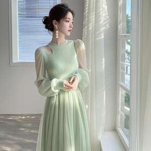 Vestido de Noche Largo Estilo Francés de Gasa Verde con Silueta en A, Cuello Alto, Cintura Imperio y Tirantes Finos, Color Liso - Product Image 2