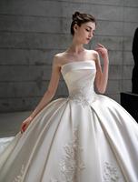 Robe de mariée de luxe en satin ivoire sans bretelles, style robe de bal, ornée de perles et de dentelle, avec voile en dentelle, taille personnalisée et fabrication OEM/ODM disponible