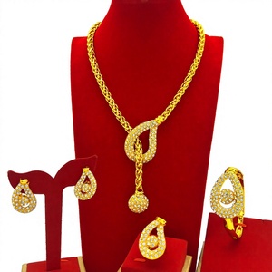 Parure de bijoux de mode quatre pièces en or PVD 24 carats pour mariée de Dubaï, style ethnique, collier, bracelet, boucles d'oreilles et bague, collection très prisée - Product Image 1