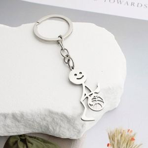 Llavero Personalizable de Acero Inoxidable con Diseño de Pareja de Hombres de Chispas, Estilo Divertido, para Entusiastas del Baloncesto - Product Image 2