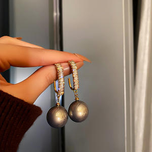 Boucles <span class=keywords><strong>d</strong></span>'oreilles en argent avec zircon et perle, boucles <span class=keywords><strong>d</strong></span>'oreilles françaises de niche, boucles <span class=keywords><strong>d</strong></span>'oreilles exquises, boucles <span class=keywords><strong>d</strong></span>'oreilles Joker, vente en gros pour femmes - Product Image 4