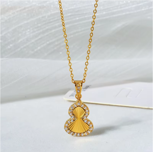 Collares con Colgante Ovalado de Corazón, Trébol y Mariposa con Borde de Circonitas |   Acero Inoxidable con Baño de Oro PVD de 18K |   Joyería Hipoalergénica e Impermeable para Mujer - Product Image 5