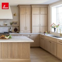 Armoires de cuisine Alland de style ferme moderne en chêne massif blanc avec panneaux de porte encastrés et îlot à portes cannelées