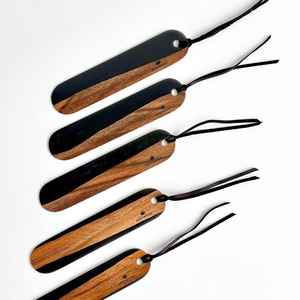 Marcapáginas de resina y madera hechos a mano que combinan diseño artístico y textura de madera natural. - Product Image 6