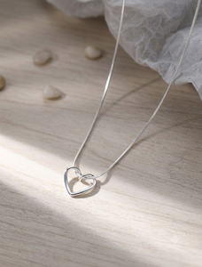 Ornements de cou contemporains et élégants, bijoux de cou lisses en forme de serpent, filigranés, ajourés, asymétriques et organiques - Product Image 3