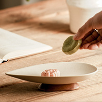 Assiette à thé en céramique motif feuille veinée sur pied en bois foncé, individuelle ou en paire, pour servir des noix, des cerises, des gâteaux de lune, style Japandi