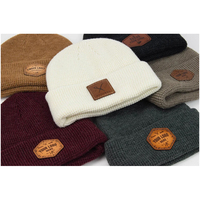 Bonnet en tricot gaufré avec patch en cuir personnalisé ; Bonnet d'hiver classique - Beanies avec patch en cuir personnalisé - Gravure au laser