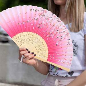 Abanico de Mano de Bambú y Seda Tallado, Estilo Retro, Abanico Plegable con Diseño Floral, para Regalo Empresarial para Hombres y Mujeres - Product Image 3