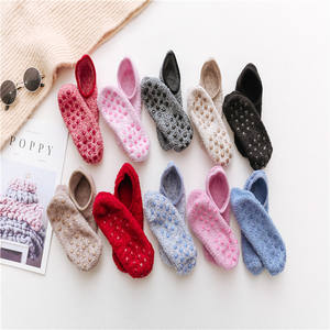 Chaussettes de sol antidérapantes en silicone taille unique automne/hiver avec motif brodé, chaussettes bateau en polaire corail clair pour le yoga - Product Image 1