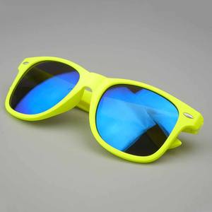 Vente en gros de lunettes de soleil UV400 avec logo personnalisé lentilles miroir jaune fluorescent bleu rouge vert violet plastique plage homologué CE - Product Image 2