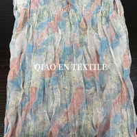 Tissu en mousseline de soie bleu poudré, broderie de branches et feuilles en fil d'or, semi-transparent, fluide, 100% polyester