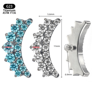 Boucles d'oreilles clous en titane 11 mm avec zircon aquamarine blanc serti à griffes pour piercing lèvre ou langue - Product Image 1