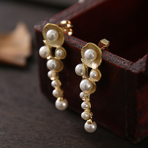 Orecchini pendenti con perle di nappa bianca d'acqua dolce naturale pianta ciondola l'orecchino per le donne gioielli indiani di moda da sposa placcati in oro - Product Image 1