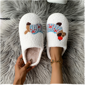 Un par de hombres y mujeres usan bonitas pantuflas antideslizantes y cálidas de animales de dibujos animados en casa - Product Image 1