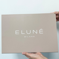 Boîte cadeau pliable en carton rigide recyclable avec logo personnalisé de luxe, gaufrage, fermeture magnétique, ruban, emballage en papier