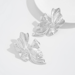 Boucles d'oreilles clous en métal <span class=keywords><strong>plissé</strong></span> irrégulier de créateur pour femmes, breloques, grandes boucles d'oreilles de fête, accessoires de mode, bijoux cadeaux - Product Image 6