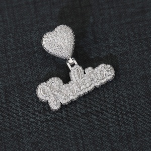 Pendentif unisexe délicat en argent sterling 925 avec diamant moissanite rond taille brillant et lettre cœur - Product Image 1