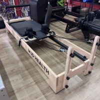 Lit de Pilates Reformer en Bois avec Barre Verticale Intégrée, Revêtement en Cuir, OEM ODM, Couleur et Logo Personnalisables, Équipement de Fitness pour Studio à Domicile