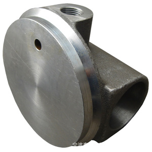 Pièce métallique moulée en sol de silice pour machines, avec trou fileté et ouverture circulaire - Product Image 1