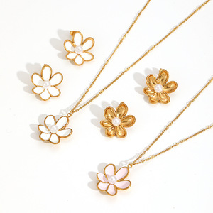 ชุดเครื่องประดับดอกไม้เคลือบเงาไข่มุกทอง 18K ขายส่ง ต่างหูและสร้อยคอสแตนเลสสำหรับงานแต่งงาน งานปาร์ตี้ งานหมั้น แฟชั่นทันสมัย - Product Image 3
