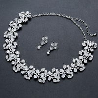 Ensemble de bijoux collier et boucles d'oreilles en vrac, prêt à l'emploi, avec strass, idéal pour les occasions spéciales et les fêtes, style mode, cadeau pour femme, bijoux classiques