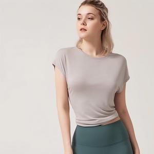 Camiseta de yoga para mujer al por mayor con espalda cruzada y abertura, top deportivo holgado de manga corta con espalda descubierta para gimnasio, entrenamiento, pilates y ropa deportiva. - Product Image 2