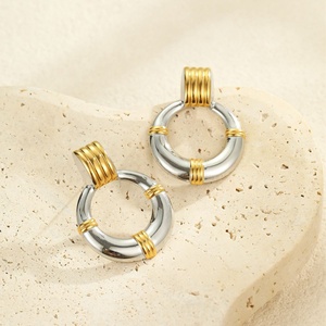 Boucles d'oreilles créoles géométriques tendance de style européen et américain, plaquées or 18 carats, en acier titane haut de gamme, avec blocs de couleur, pour femmes - Product Image 4