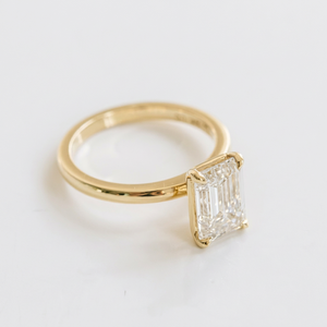 Anillo Solitario de Oro Amarillo Macizo con Moissanita de Corte Esmeralda de 3 Quilates y 4 Puntas de Yu Ying Fashion, Joyería Fina, Anillos de Compromiso para Mujer - Product Image 1