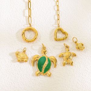 Pendentif Alphabet – Potentiel de marketing viral évalué très hautement – Aspect platine – Acier – Test de résistance du fermoir détaillé - Product Image 1