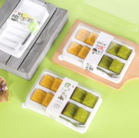 Gâteau de haricot mungo transparent rectangulaire, six pièces dans une boîte en plastique PET avec une fourchette
