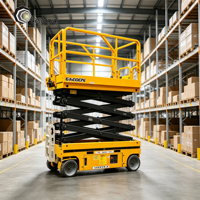 Plateforme élévatrice à ciseaux autotractée compacte pour l'installation de rayonnages en allées de supermarchés et de présentoirs en magasins de détail