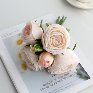 Fiori Artificiali di Alta Qualità all'Ingrosso, 6 Teste di <span class=keywords><strong>Rose</strong></span> Realistiche con Effetto Umido, Rivestimento in PVC, Fatti a Mano per Natale - Product Image 6