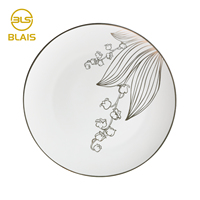 Chargeurs d'assiettes à dîner en porcelaine fine en céramique de 12 pouces désherbage des plantes de lotus d'or plats et assiettes de luxe