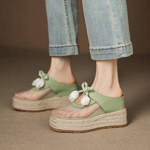 Mules en paille tressée à semelle épaisse, à talon haut, respirantes, polyvalentes, avec bride à nœud pivoine et bout carré - Product Image 4