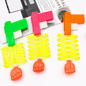 QF nouveauté drôle magique élastique rétractable poing pistolet jouet en plastique pour les 8-13 ans jeu pour enfants - Product Image 1