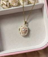 HX0093 Nouveau pendentif en forme de cœur en perle dans une boîte ovale ouverte et fermée. Peinture à l'huile colorée sur coquille de conque, collier en or 18 carats, bijoux de couleur rapide