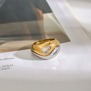 แหวนทรงหยดน้ำสแตนเลสสตีลชุบทอง 18K ประดับเพชรทรงลูกแพร์ สำหรับทุกเพศ ใส่ได้ทุกวัน - Product Image 2