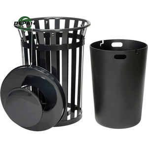 Poubelle extérieure en acier à lattes noire de 36 gallons avec couvercle à capot de pluie personnalisable pour les centres commerciaux et les parcs - Product Image 2