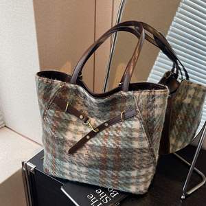 Sac à dos en peluche à carreaux de vente directe d'usine, design rétro, sac à dos mode pour femmes - Product Image 2