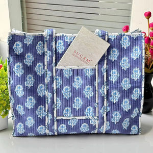 Bolso tote informal de algodón acolchado con estampado floral decorativo hecho a mano, ideal para viajes diarios y artículos esenciales. - Product Image 1
