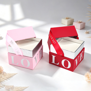 Boîte cadeau carrée rouge rose avec poignée en ruban pour la Saint-Valentin, les faveurs de mariage, impression de logo personnalisé, emballage en papier de luxe, OEM - Product Image 1