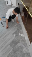 Revêtement de sol SPC pour logements commerciaux, couche d'usure durable, surface anti-rayures, isolation acoustique, performance imperméable, matériau décoratif