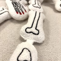 Oreiller d'Halloween en forme de squelette Mr Bone en fourrure de peluche tissée, vente en gros personnalisée, décoration extérieure
