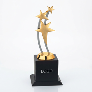 Trofeo de estrella metálica disponible en varios diseños personalizados. Elegante trofeo de metal diseñado para reconocer la dedicación y el liderazgo. - Product Image 1