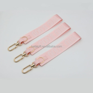 Llavero de Lujo con Correa de Muñeca, Color Rosa Claro, Tejido, Nunca Pierde el Objeto, con Herrajes Dorados - Product Image 2