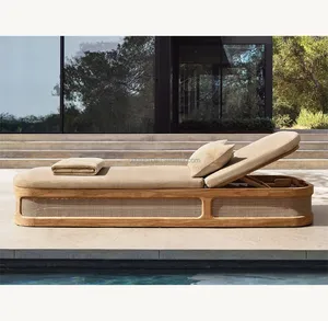 Patio moderne, dossier reposant au bord de la piscine, meubles avec coussin en mousse réticulée, chaise de salon en teck
