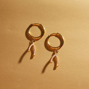 Pendientes de Acero Inoxidable Chapados en Oro de 18K J&D, Pendientes Clásicos con Circonita Blanca en Forma de Hueso de la Suerte en Forma de Y - Product Image 5