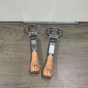 Écrase-pommes de terre en forme de patte de chat, en acier inoxydable, ustensile de cuisine pour la préparation des aliments pour bébés, avec manche en bois - Product Image 2