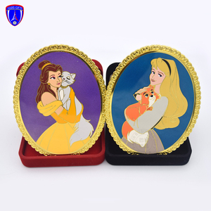 Insigne personnalisé <span class=keywords><strong>de</strong></span> haute qualité représentant une belle en robe jaune avec un chat blanc avec un apprêt sable en émail violet et un bord à motifs - Product Image 3