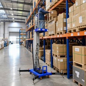 Plataforma Elevadora Aérea de Aluminio de un Solo Mástil con Barandillas Protectoras para Trabajos de Reemplazo de Iluminación en Auditorios Escolares, Prioridad en <span class=keywords><strong>la</strong></span> Seguridad - Product Image 1